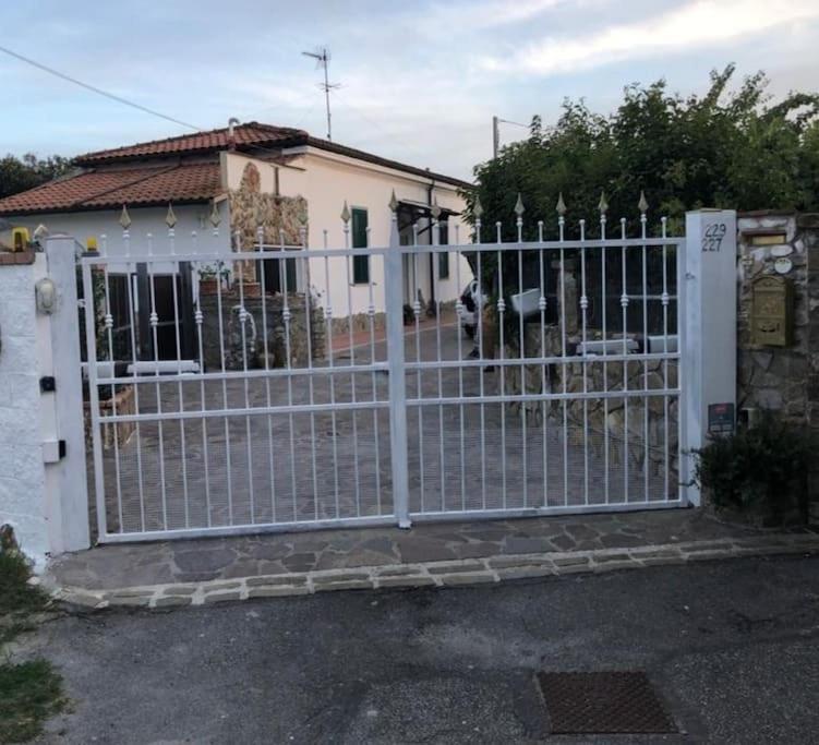 Villetta A Schiera Nei Pressi Del Mare Livorno Exterior photo